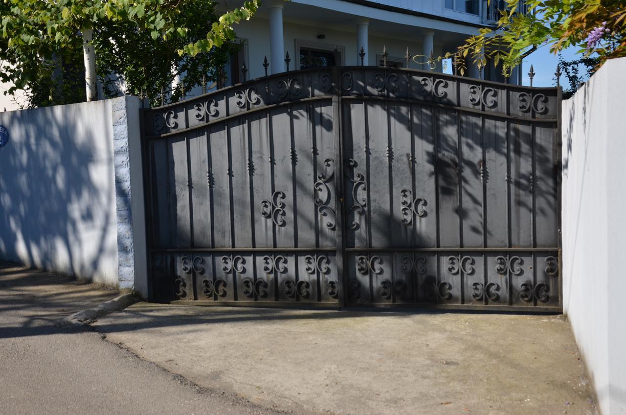 Tj Guest House マヒンジャウリ エクステリア 写真